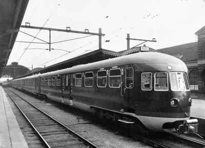 222781 Afbeelding van het diesel-electrische treinstel nr. 51 (DE 5, serie 51-68) van de N.S. op het N.S.-station ...